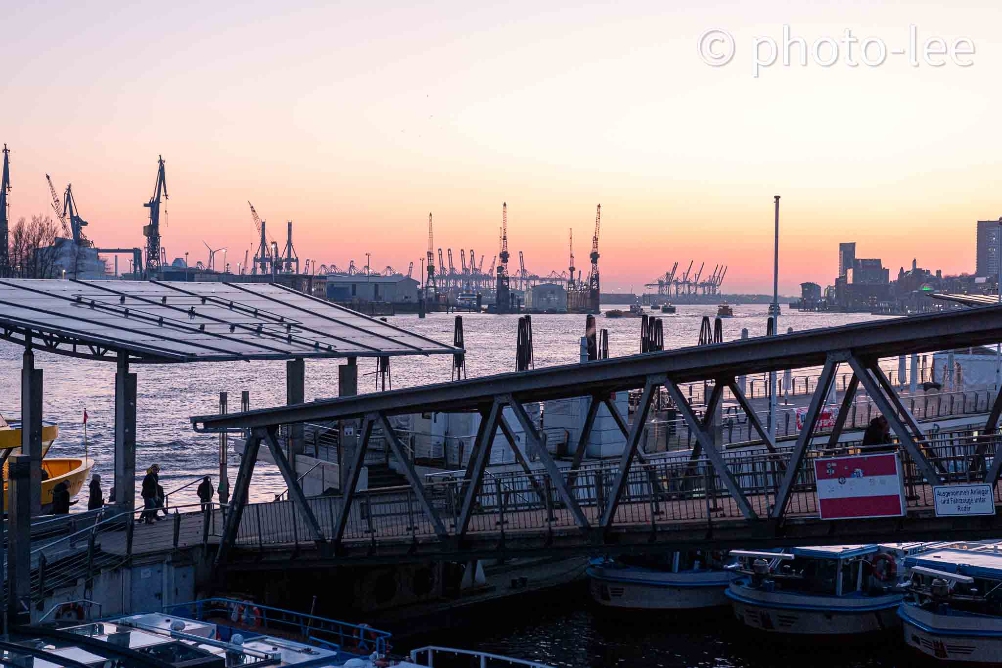Die Landungsbrücken zur Blauen Stunde